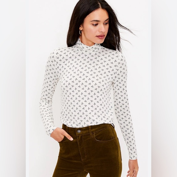 LOFT Tops - Gorgeous euc lightweight Loft turtleneck long sleeve